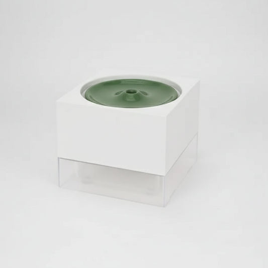 Fontaine à eau pour chat Oscar et Plume blanche et verte au design moderne et compact