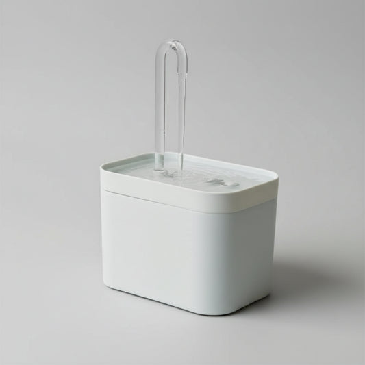 Fontaine à eau silencieuse pour chat Oscar et Plume avec un design moderne et une catte à l'eau.