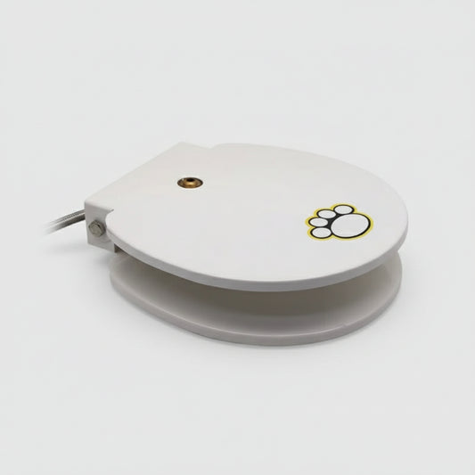 Fontaine à pédale pour chien Oscar et Plume en métal blanc avec logo patte, utilisée dans un jardin