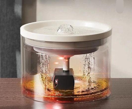 Fontaine chat silencieuse Oscar et Plume en plastique transparent avec eau qui coule doucement