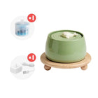 Fontaine en céramique pour chat verte avec socle en bois naturel signée Oscar et Plume