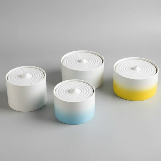 Fontaine en céramique pour chat Oscar et Plume en plusieurs couleurs pastel avec design ondulé blanc