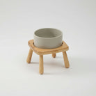 Gamelle céramique chien grise avec support en bois naturel élégant et stable