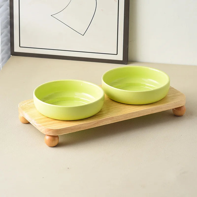Gamelle céramique pour chien et chat avec support en bois et design moderne en vert clair
