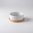 Gamelle céramique pour chien blanche avec motifs salés sur support en bois naturel Oscar et Plume