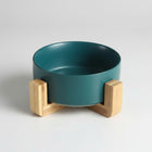 Gamelle chien céramique bleue sur support en bois naturel pour alimentation facile