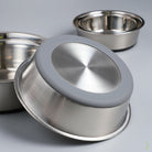 Gamelle chien inoxydable Oscar et Plume avec fond antidérapant en caoutchouc gris