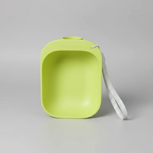 Gamelle chien visser bouteille verte avec sangle blanche pour animaux en déplacement