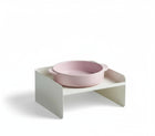 Gamelle design chien avec support blanc surélevé et bol rose pour alimentation confortable