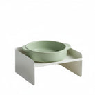 Gamelle design chien en silicone vert avec support blanc surélevé pour alimentation confortable