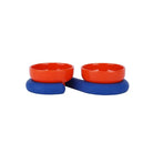 Gamelle design pour chien et chat Oscar et Plume avec deux bols rouges et support bleu ergonomique