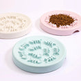 Load image into Gallery viewer, Gamelle pour chat en silicone avec design antidérapant, disponible en trois couleurs pastel
