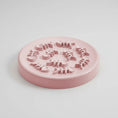 Load image into Gallery viewer, Gamelle pour chat en silicone rose avec motif en relief pour une alimentation interactive
