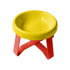 Gamelle sur pieds pour petit chien en céramique jaune avec support rouge stylé