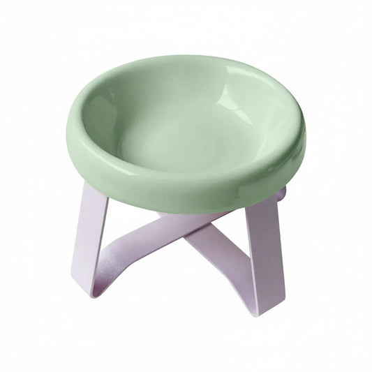 Gamelle sur pieds pour petit chien de couleur verte avec support en plastique rose.