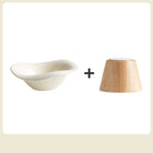 Gamelle surélevée pour chat avec parfum élégant en céramique et support en bois naturel.