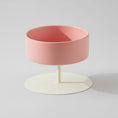 Charger l'image dans la visionneuse de la galerie, Gamelle surélevée pour chat en rose avec socle blanc pour un confort félin optimal
