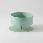 Gamelle surélevée pour chat en métal vert avec un design moderne et élégant