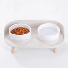 Gamelles design pour chien en plastique avec support en bois, parfaites pour la nourriture et l'eau