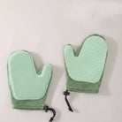 Gant toilettage chat chien vert avec picots souples et maille aérée pour un entretien facile du pelage