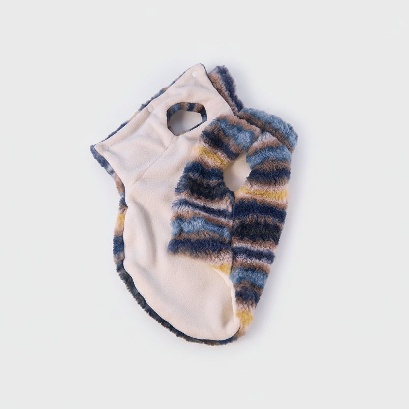 Gilet chaud pour teckel en peluche avec des rayures bleues et jaunes pour le confort de votre animal