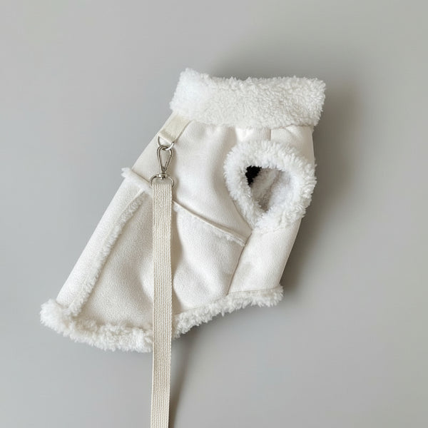 Gilet chien chaud en tissu doux blanc avec doublure en fausse fourrure et attache pour laisse