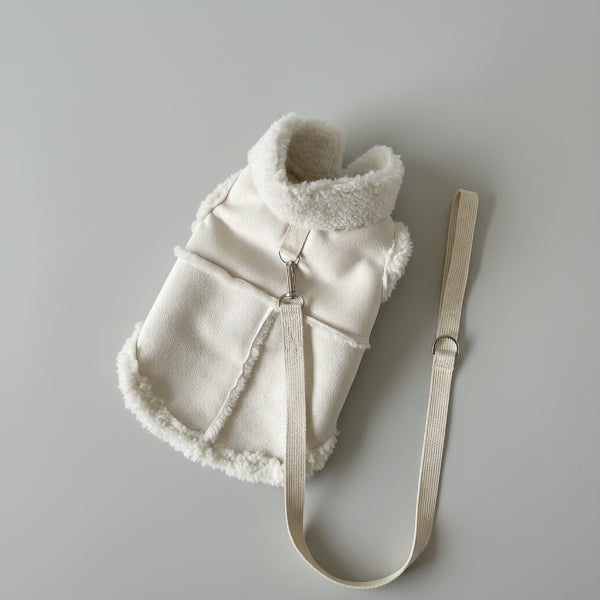 Gilet chien chaud en peluche blanche avec col montant et attache sécurisée pour le confort des animaux