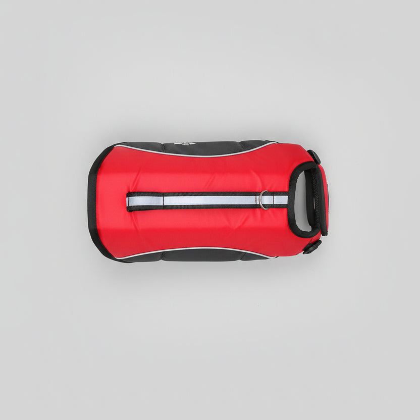 Gilet de sauvetage pour chien Oscar et Plume en rouge, offrant sécurité et confort pour les activités nautiques.