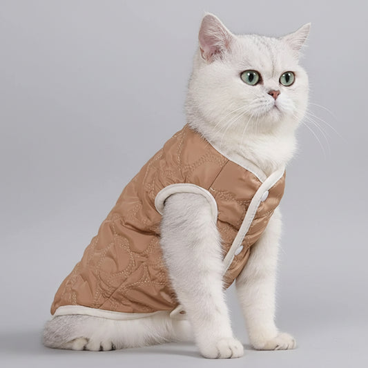 Gilet doublé pour chat de couleur beige, ajusté et confortable pour un look stylé