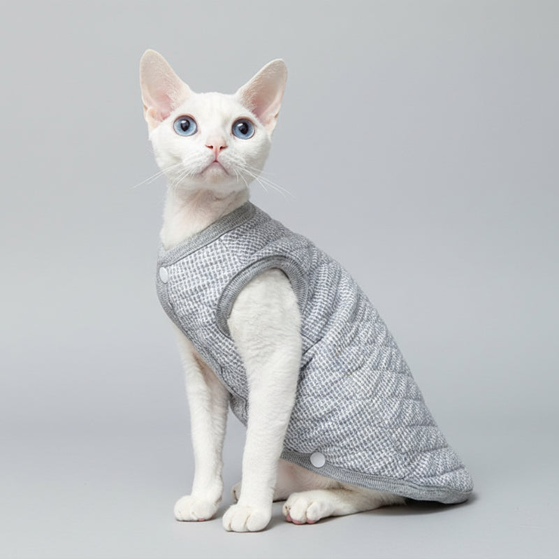Gilet pour chat Oscar et Plume en tissu doux avec doublure grise et boutons pression