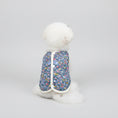 Charger l'image dans la visionneuse de la galerie, Gilet pour chien imprimé floral de Oscar et Plume au design coloré et élégant pour chiens stylés
