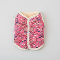 Charger l'image dans la visionneuse de la galerie, Gilet pour chien imprimé floral en rose avec une doublure douce et des boutons confortables
