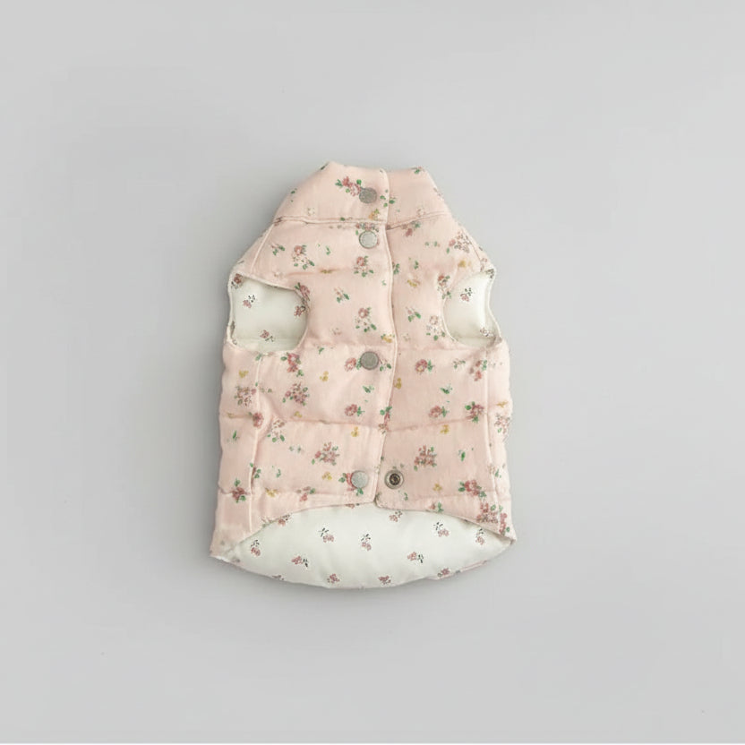 Gilet réversible pour chien en rose avec motifs fleuris et doublure douce pour le confort.