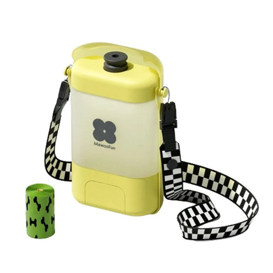Gourde de voyage chien et chat jaune avec sangle à carreaux noirs et blancs et distributeur de sacs à crottes vert