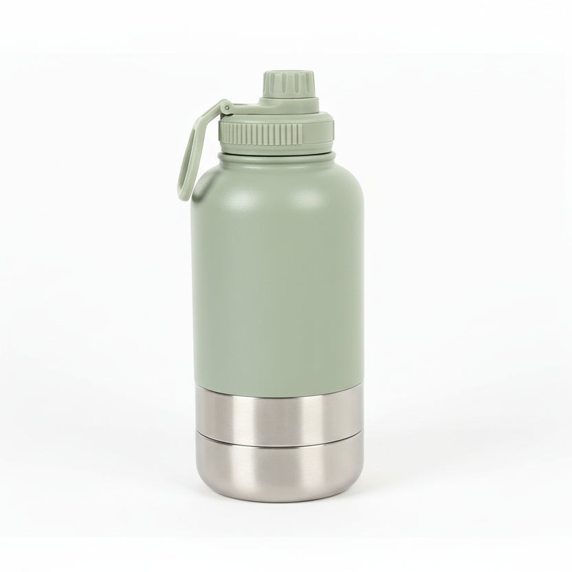 Gourde inox pour chien en vert avec ouverture pratique pour une hydratation facile