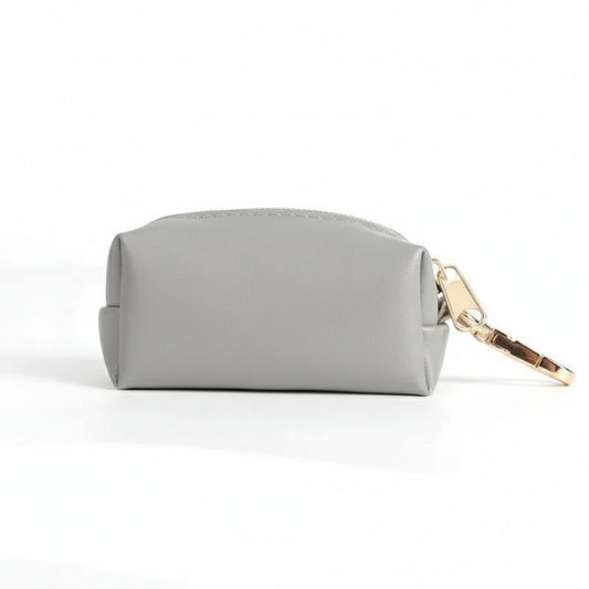 Distributeur sacs a crotte chien gris avec attache dorée pratique pour balade