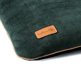 Charger l'image dans la visionneuse de la galerie, Coussin en velours pour chien Oscar et Plume, confortable et élégant avec finition soignée
