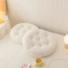 Hamac pour chat design blanc doux et moelleux posé sur un lit dans une chambre lumineuse