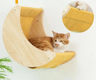 Hamac pour chat Oscar et Plume en bois naturel et tissu jaune suspendu au mur avec chat roux allongé