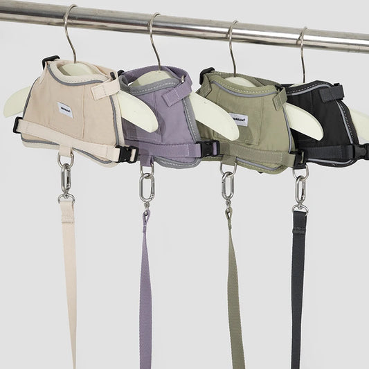 Harnais réfléchissant pour chat en plusieurs couleurs suspendus sur une tringle