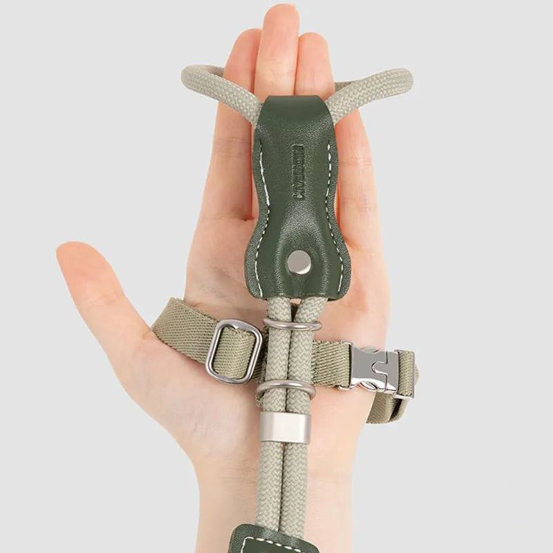 Harnais réglable pour chat Oscar et Plume en couleur olive avec boucle en métal