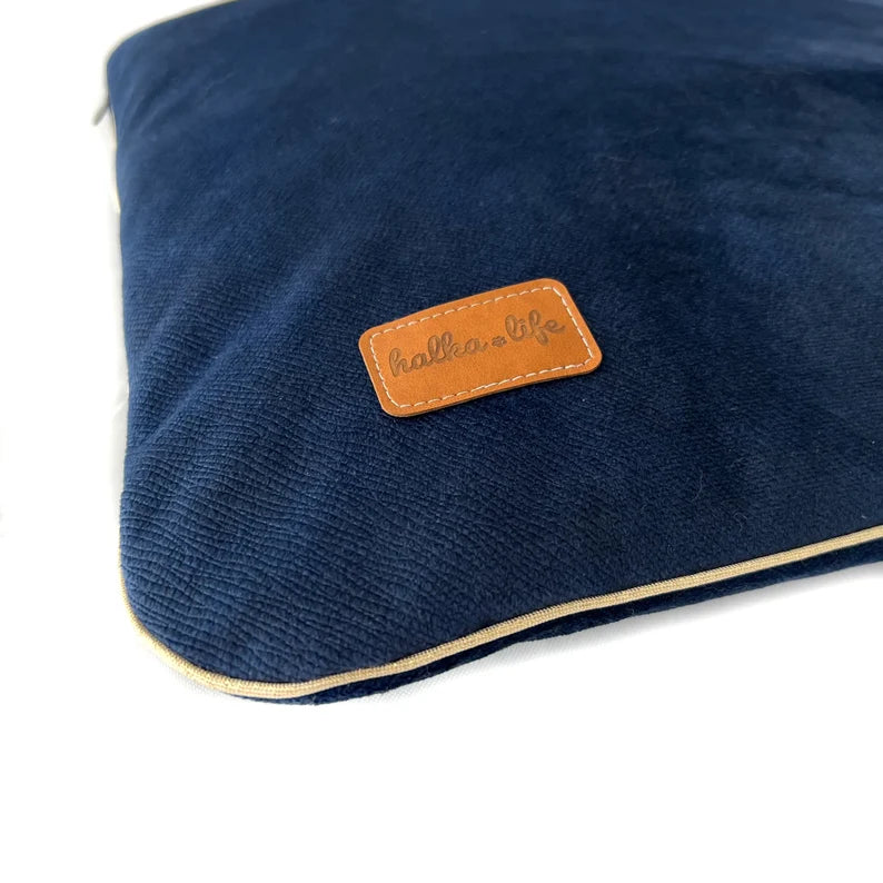 Coussin en velours pour chien Oscar et Plume de couleur bleu marine avec logo en cuir vrai