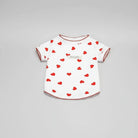 T-shirt élégant pour chien blanc avec motifs cœurs rouges signé Oscar et Plume