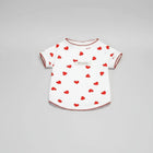 T-shirt élégant pour chien blanc avec motifs cœurs rouges signé Oscar et Plume