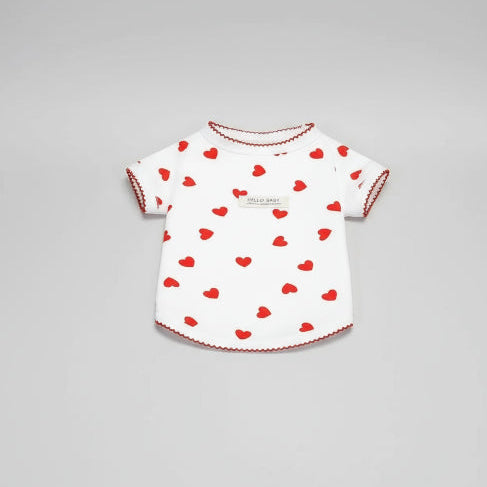 T-shirt élégant pour chien blanc avec motifs cœurs rouges signé Oscar et Plume