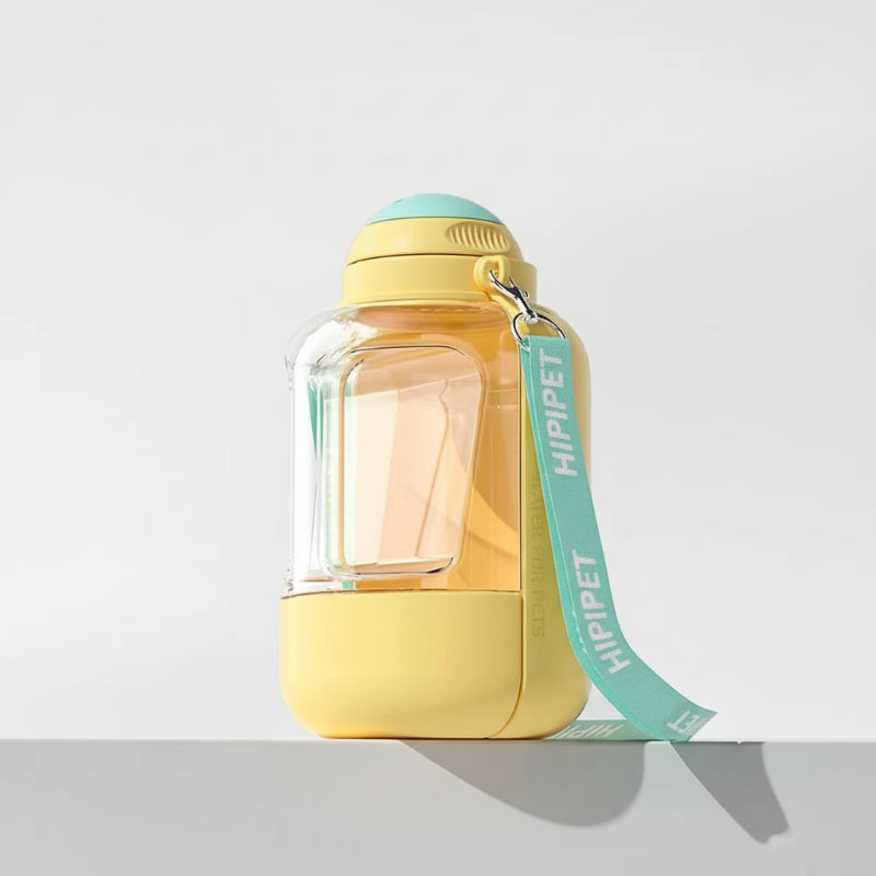 Gourde de voyage pour chien jaune et verte avec un design pratique et une sangle de transport