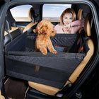 Chien assis dans une voiture avec housse sécurisée auto pour chien Oscar et Plume noires