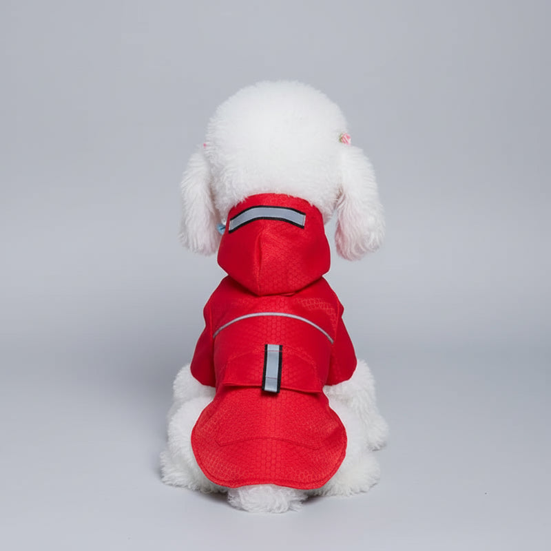 Imperméable pour chien réfléchissant rouge d'Oscar et Plume, idéal pour les promenades sous la pluie.