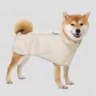 Chien portant un imperméable confort pour chien beige de la marque Oscar et Plume