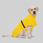 Chien Labrador portant un imperméable confort pour chien jaune de la marque Oscar et Plume